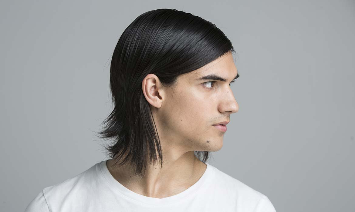 Los cuidados para los hombres con cabello largo pasan por no lavarlo en exceso, usar acondicionador y mascarilla y peinarlo con un fijador suave como la Crema de peinado con efecto natural Barber Club de L’Oréal Men Expert.